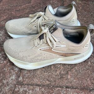 Brooks Men's Beige Athletic Shoes